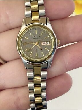 Vintage Womens Citizen CQ Day/Date Silver-Gold Dual Two-Tone Modern Watch WORKS!
